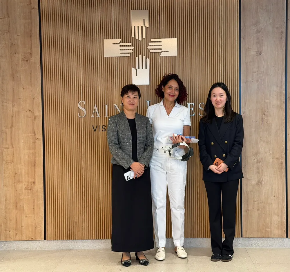 Li Peng, a BHKY ügyvezető tulajdonosa, dr. Varga Klára és a BHKY munkatársa a Saint James Klinikán